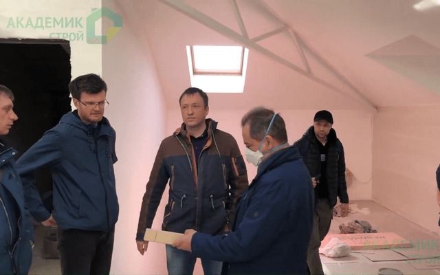 Показ готовых построенных домов клиентам компании